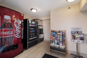 Un espace équipé d’un distributeur automatique de boissons Coca-Cola et d’un autre de collations, d’un panneau d’affichage présentant les attractions de Chattanooga, et d’une signalétique indiquant les sites touristiques locaux.