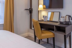 Quarto standard, 1 cama de casal, para não fumantes (Small Room) | Ferros/tábuas de passar roupa, Wi-Fi de cortesia
