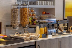 Déjeuner continental (12.95 GBP par personne)