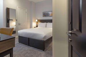 Habitación estándar, 1 cama matrimonial, para no fumadores, sin ventanas | Tabla de planchar con plancha, wifi gratis y ropa de cama