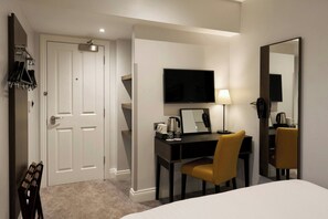 Windowless Double Room | Tabla de planchar con plancha, wifi gratis, ropa de cama