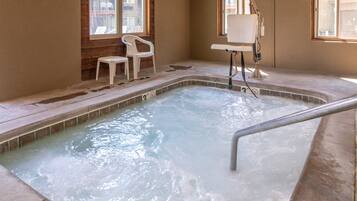 Kauden mukainen ulkouima-allas