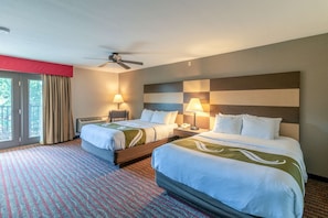 2 Queen Beds, Nonsmoking with Balcony | Allergiatestatut vuodevaatteet, pillowtop-patjalliset sängyt