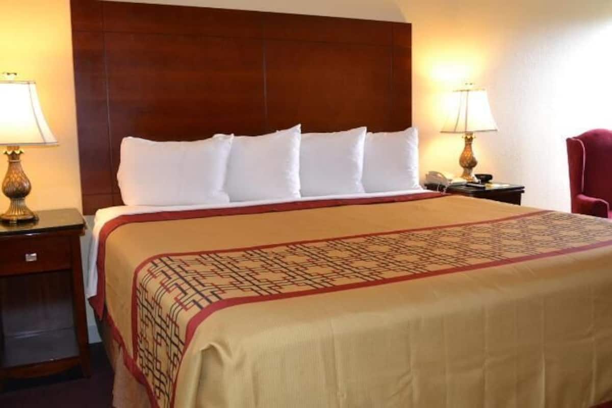 Desk, iron/ironing board, free WiFi, bed sheets