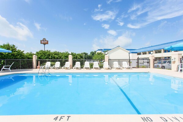 Piscina externa, espreguiçadeiras