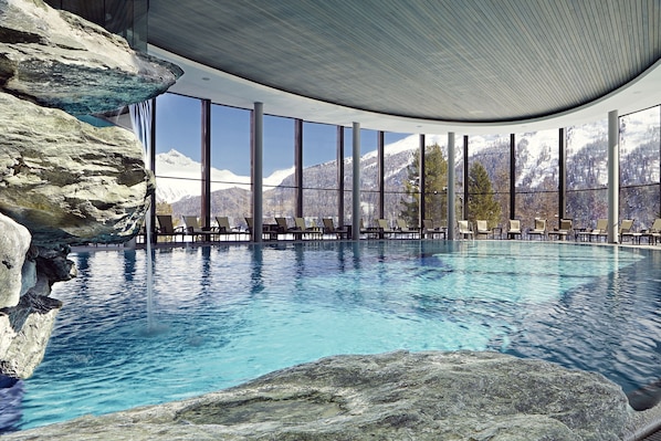 Una piscina cubierta, una piscina al aire libre