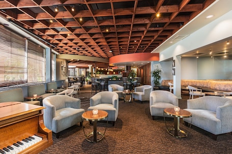 2 bars/lounges, poolside bar. Handlery Hotel