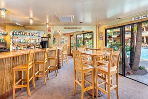 2 bares, bar junto a la piscina