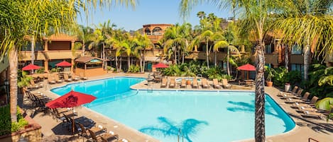 Piscine extérieure, parasols de plage, chaises longues