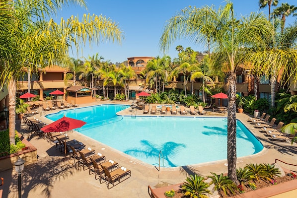 Piscine extérieure, parasols, chaises longues