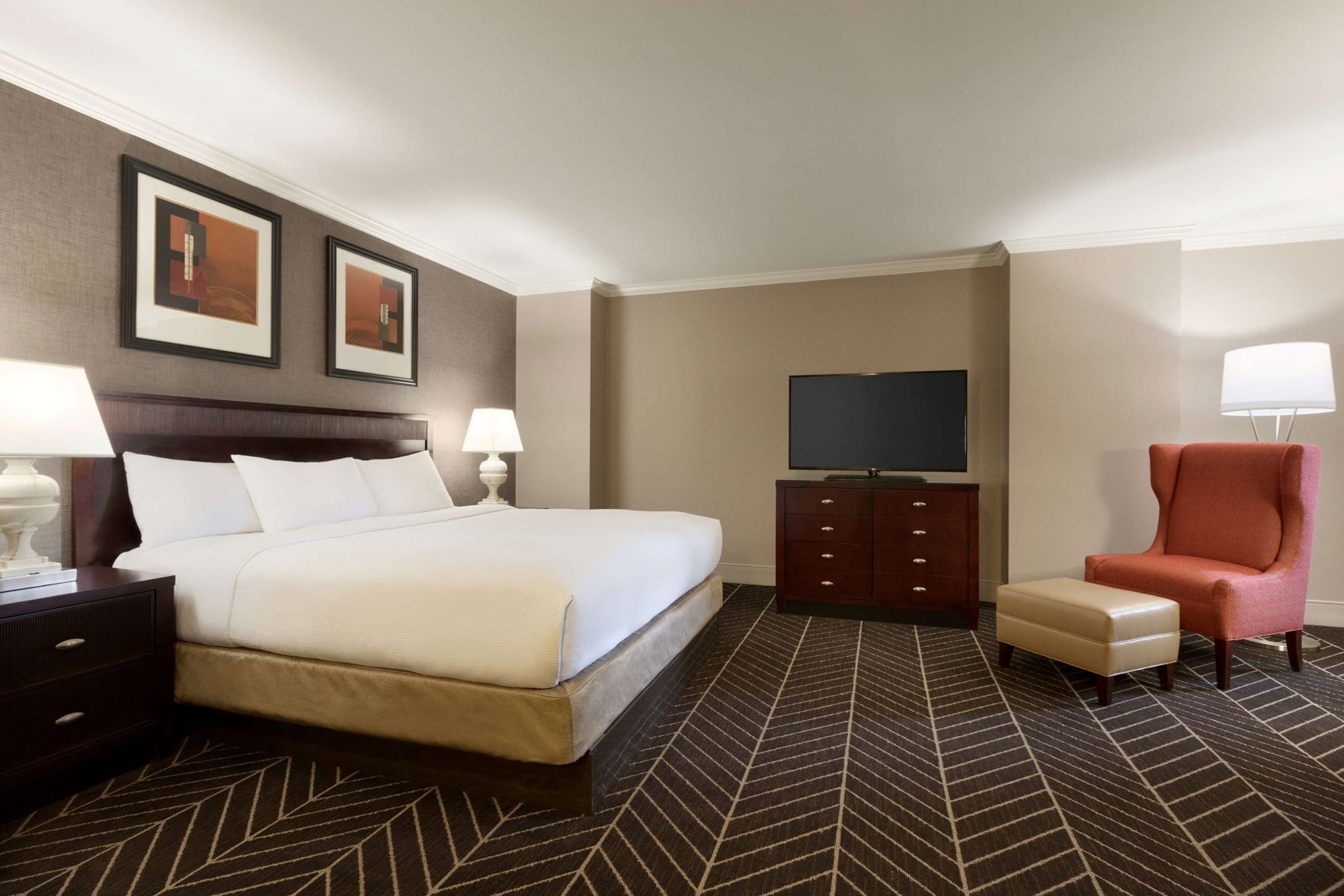 Hypo-allergenic bedding, in-room safe, desk, laptop workspace
