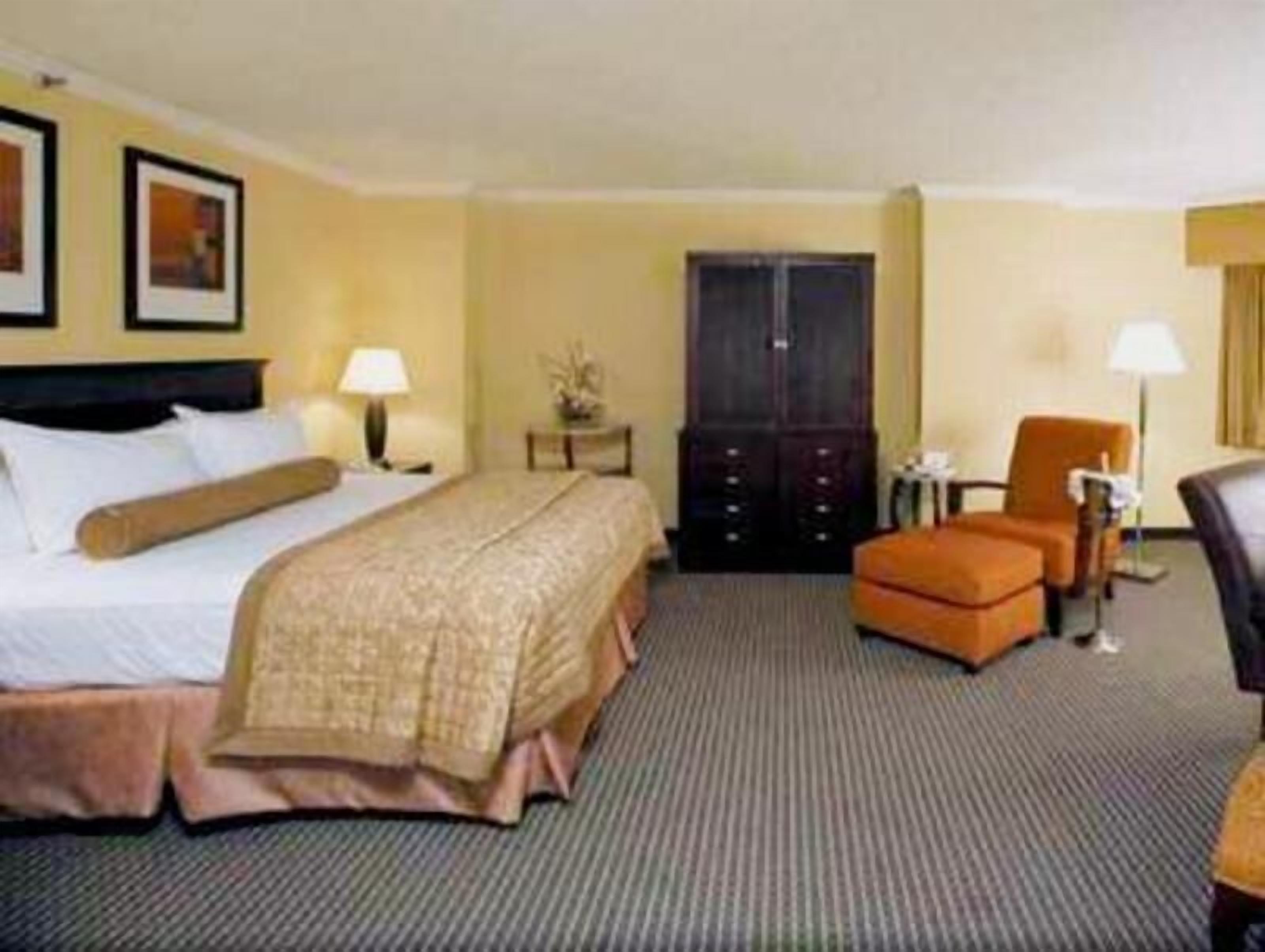Hypo-allergenic bedding, in-room safe, desk, laptop workspace