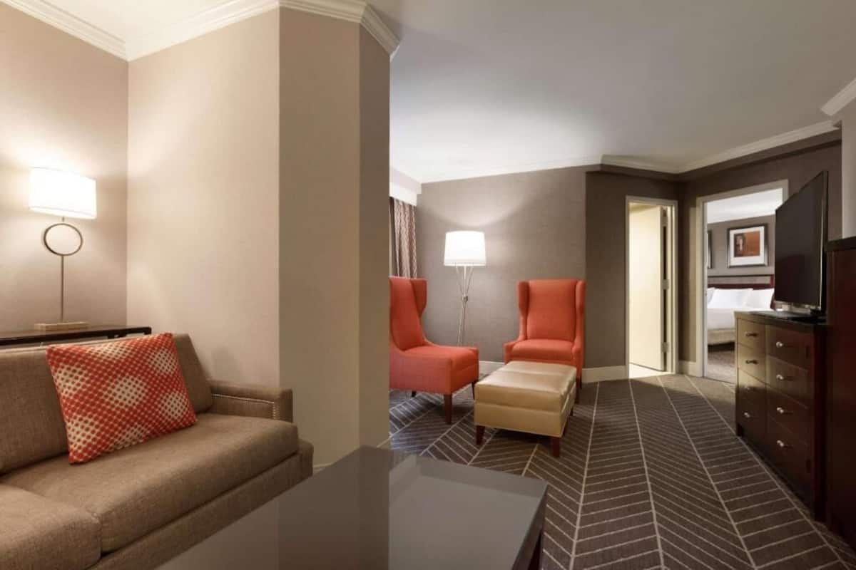 Living area | 49-inch TV with cable channels
