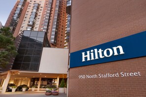 L’entrée d’un hôtel Hilton, avec une enseigne indiquant l’adresse : 950, rue North Stafford.