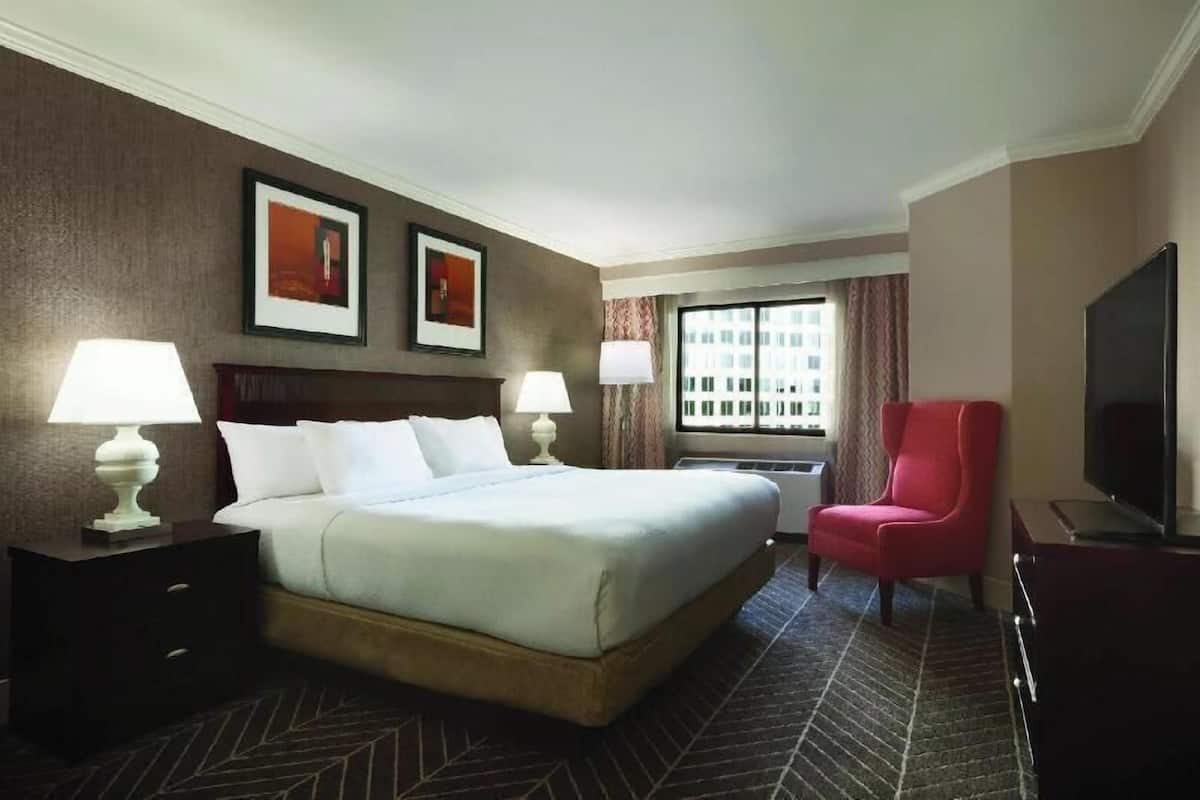 Hypo-allergenic bedding, in-room safe, desk, laptop workspace