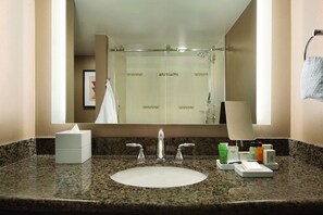 Een bad/douchecombinatie, designer toiletartikelen, een haardroger