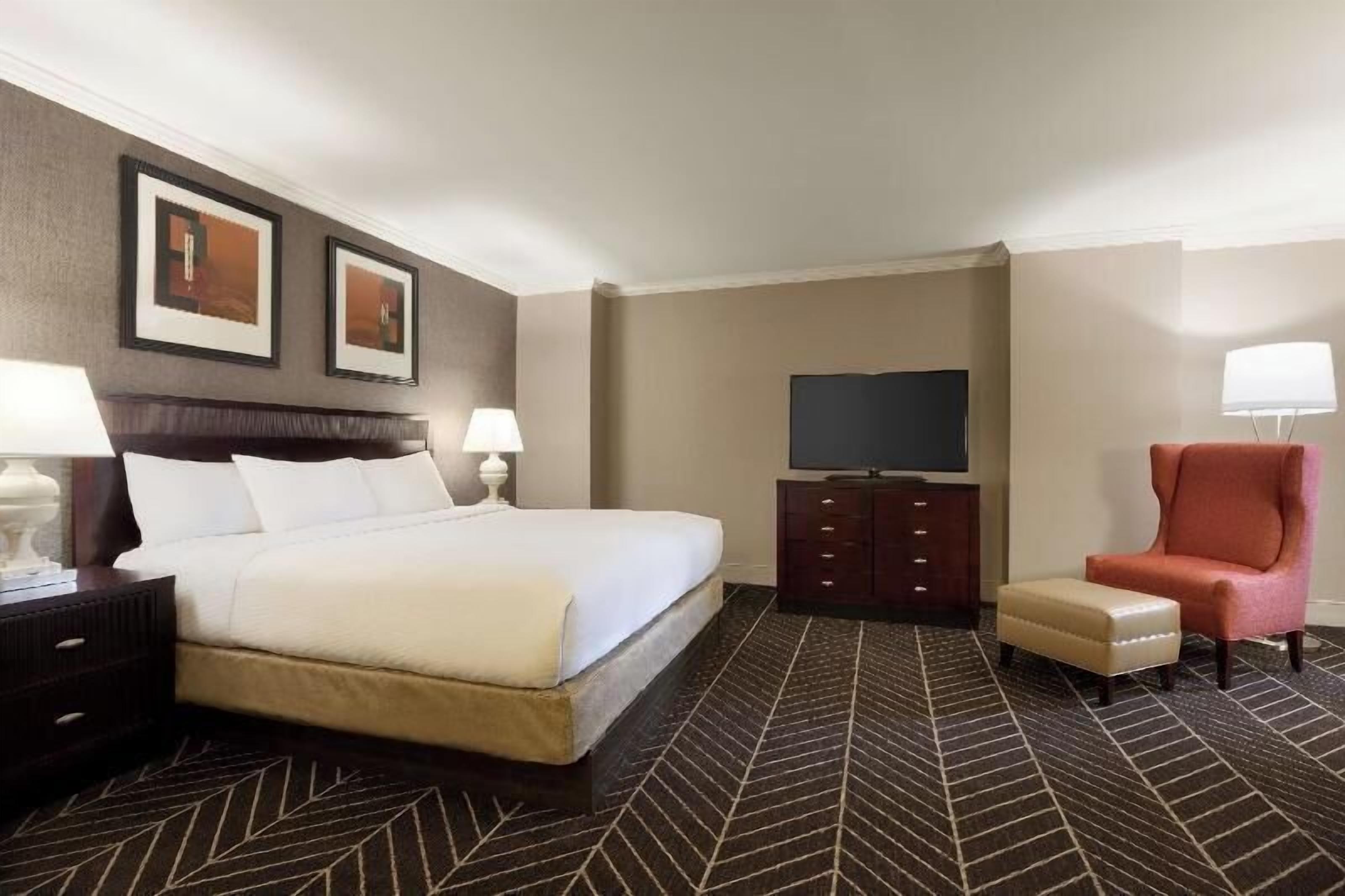 Hypo-allergenic bedding, in-room safe, desk, laptop workspace