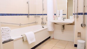 Tina con regadera, amenidades de baño ecológicas, secadora de cabello 