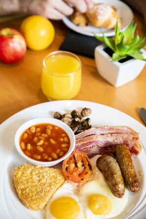 Daily buffet breakfast (GBP 16.95 per person) - Holiday Inn London Brent Cross by IHG (London)
