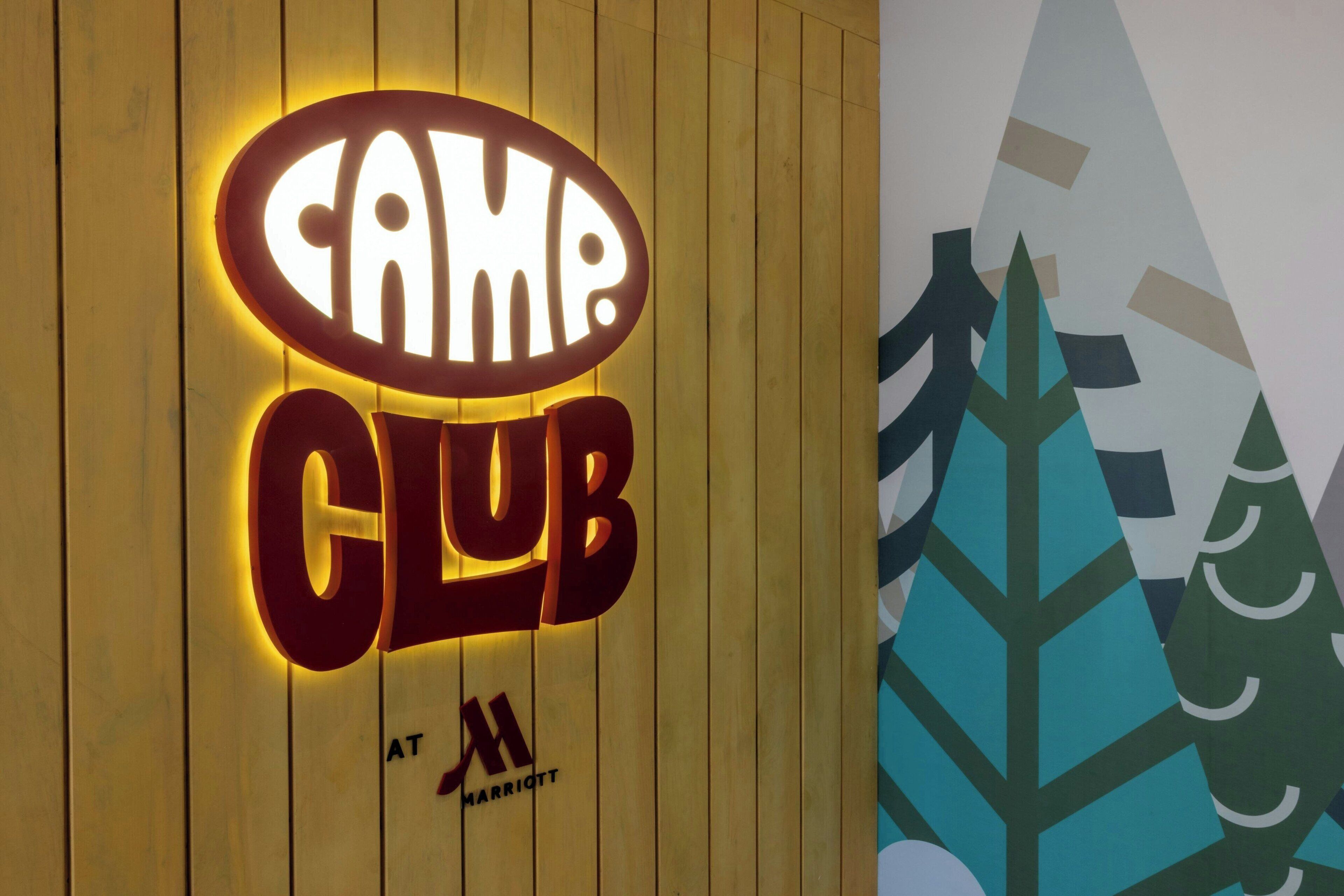 Ein Leuchtreklame für CAMP CLUB im Marriott Hotel.