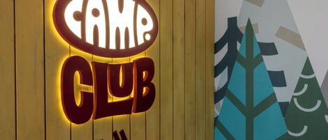 Ein Leuchtreklame für CAMP CLUB im Marriott Hotel.