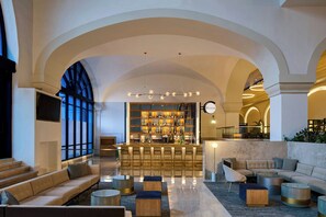 10 restaurants, breakfast, lunch, dinner served; seafood