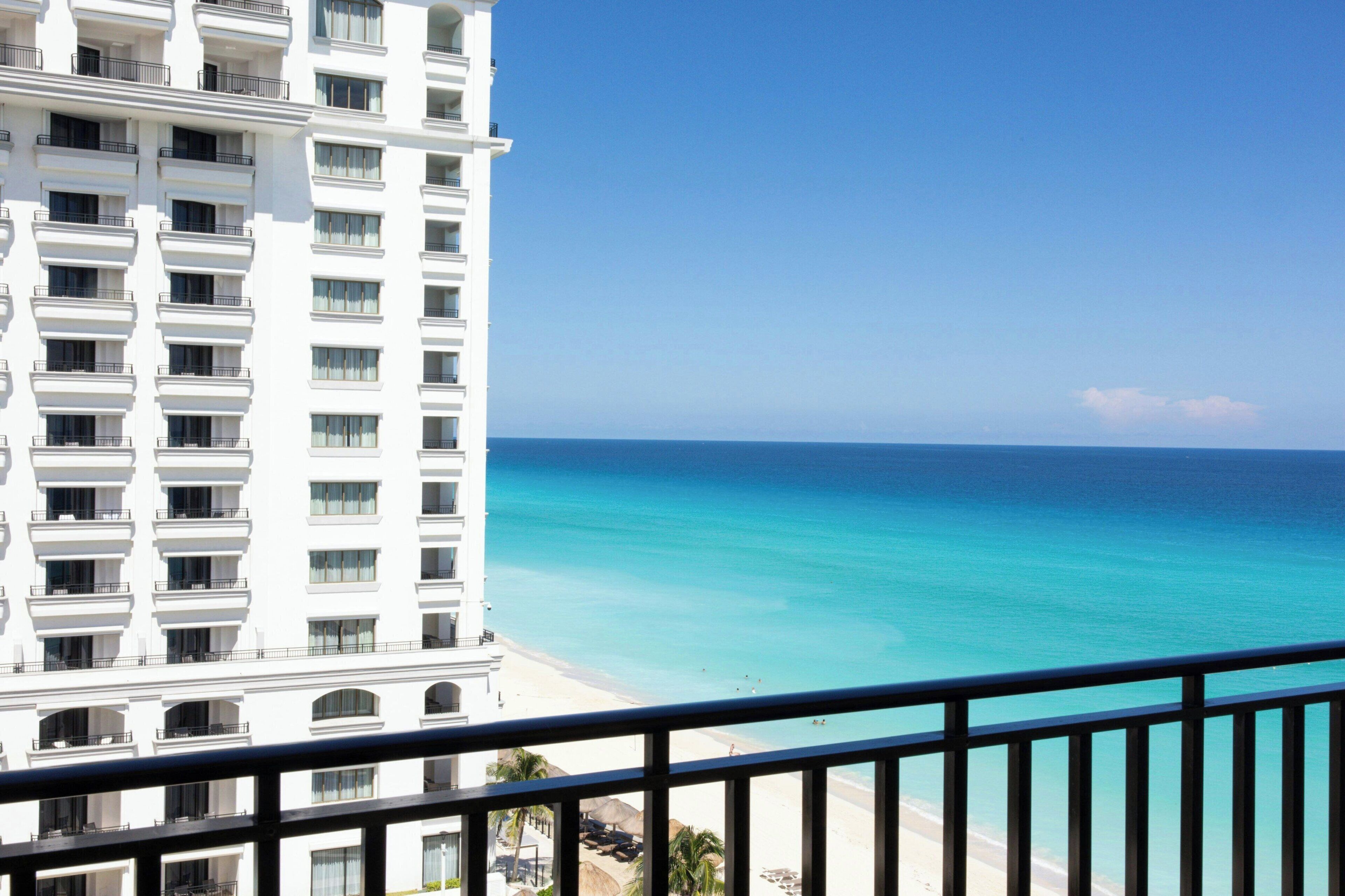 Frigobar, cofres nos quartos, escrivaninha, cortinas blackout