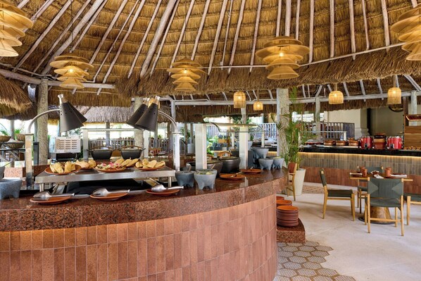 10 restaurants, breakfast, lunch, dinner served; seafood