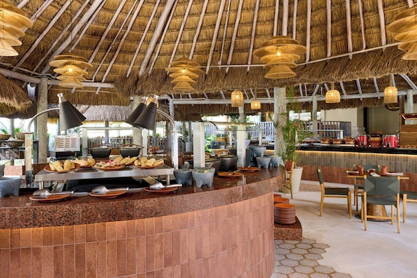 10 restaurants, breakfast, lunch, dinner served; seafood