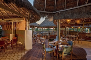 10 restaurants, breakfast, lunch, dinner served; seafood
