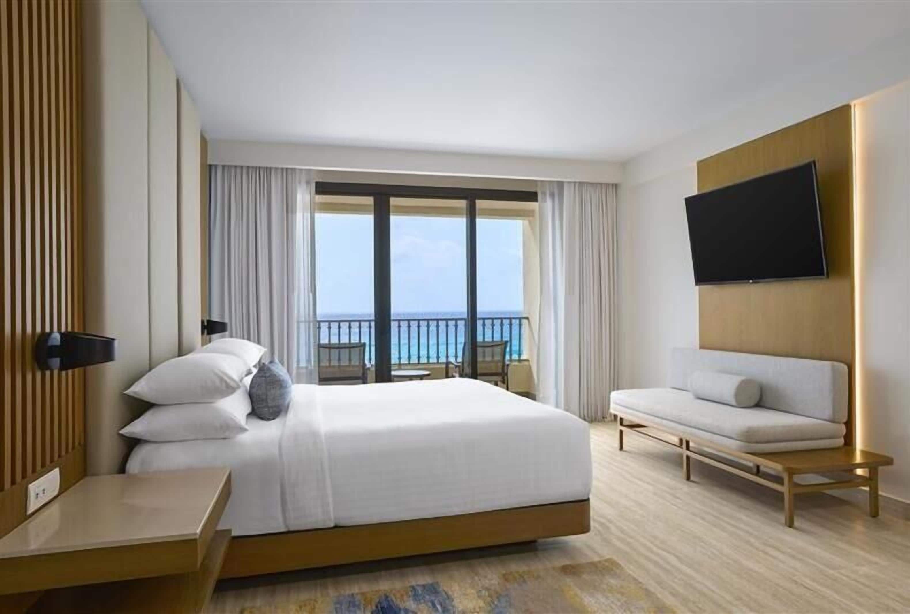 Suite, 1 habitación (Magna Suite, 1 King Bed) | Ropa de cama hipoalergénica y minibar 