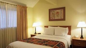 أغطية فراش متميزة ومكتب ومكواة/لوح كي وأسرّة أطفال/رضّع (مجانًا)