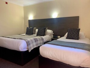 Tabla de planchar con plancha, wifi gratis y ropa de cama 