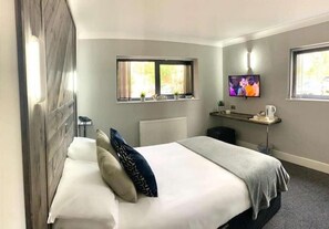 Iron/ironing board, free WiFi, bed sheets - Fairways Lodge & Leisure Club (Manchester)