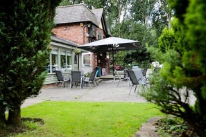Outdoor dining - Fairways Lodge & Leisure Club (Manchester)