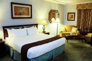 1 bedroom, pillowtop beds, desk, blackout drapes