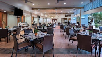 2 restaurantes, se sirven desayunos, comidas y cocina internacional