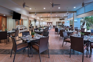 2 restaurants, breakfast, lunch, dinner served; international cuisine