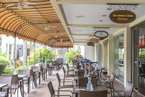 2 restaurants, breakfast, lunch, dinner served; international cuisine