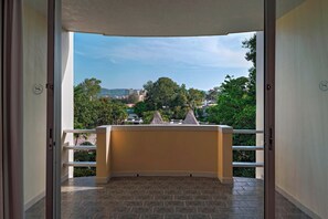 Deluxe Room, 1 King Bed, Balcony