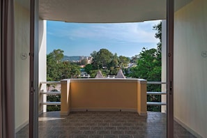 Deluxe Room, 1 King Bed, Balcony | Premium bedding, minibar, in-room safe, desk