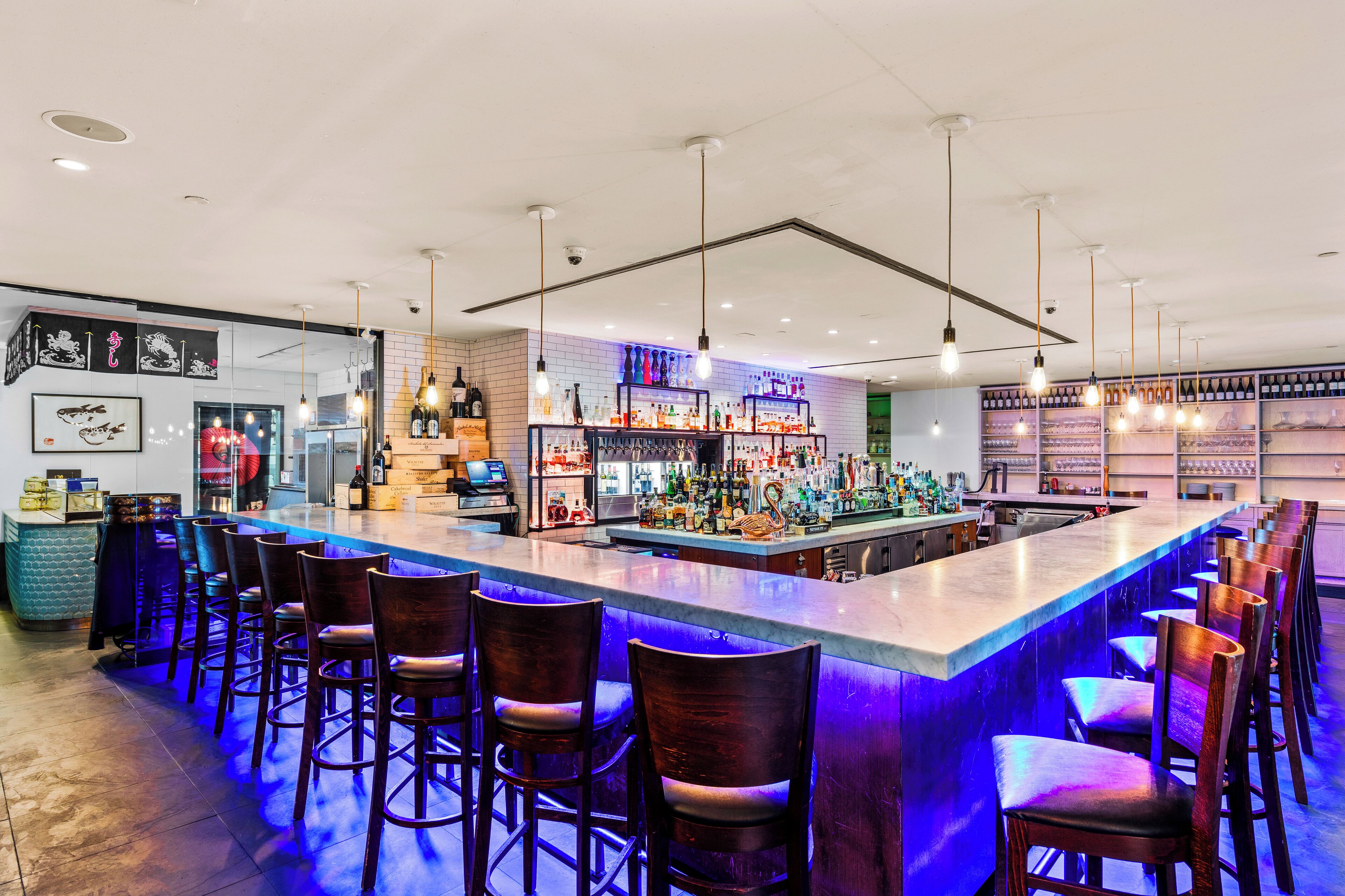 2 quầy bar/khu lounge, cocktail bar 