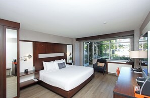 Egyptian cotton sheets, premium bedding, down duvets, pillow-top beds - J House Greenwich (Riverside)