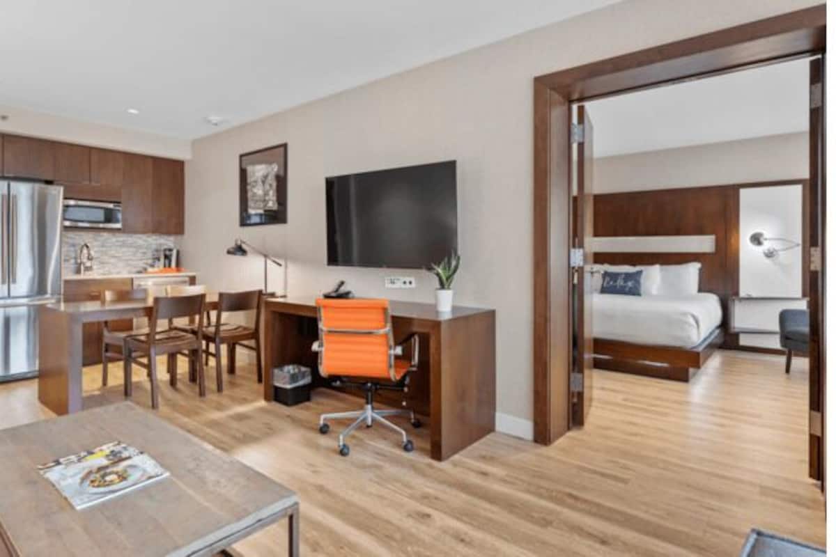 Phòng Suite, 1 giường cỡ king | Bộ trải giường bằng vải cotton Ai Cập, bộ đồ giường cao cấp