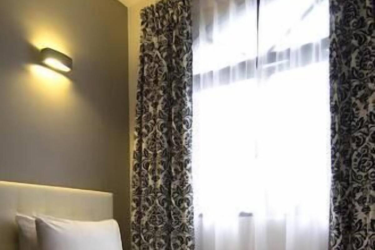 Minibar, free WiFi, bed sheets