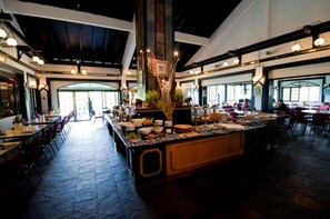 Bữa sáng buffet hàng ngày (51.00 MYR/mỗi người) 