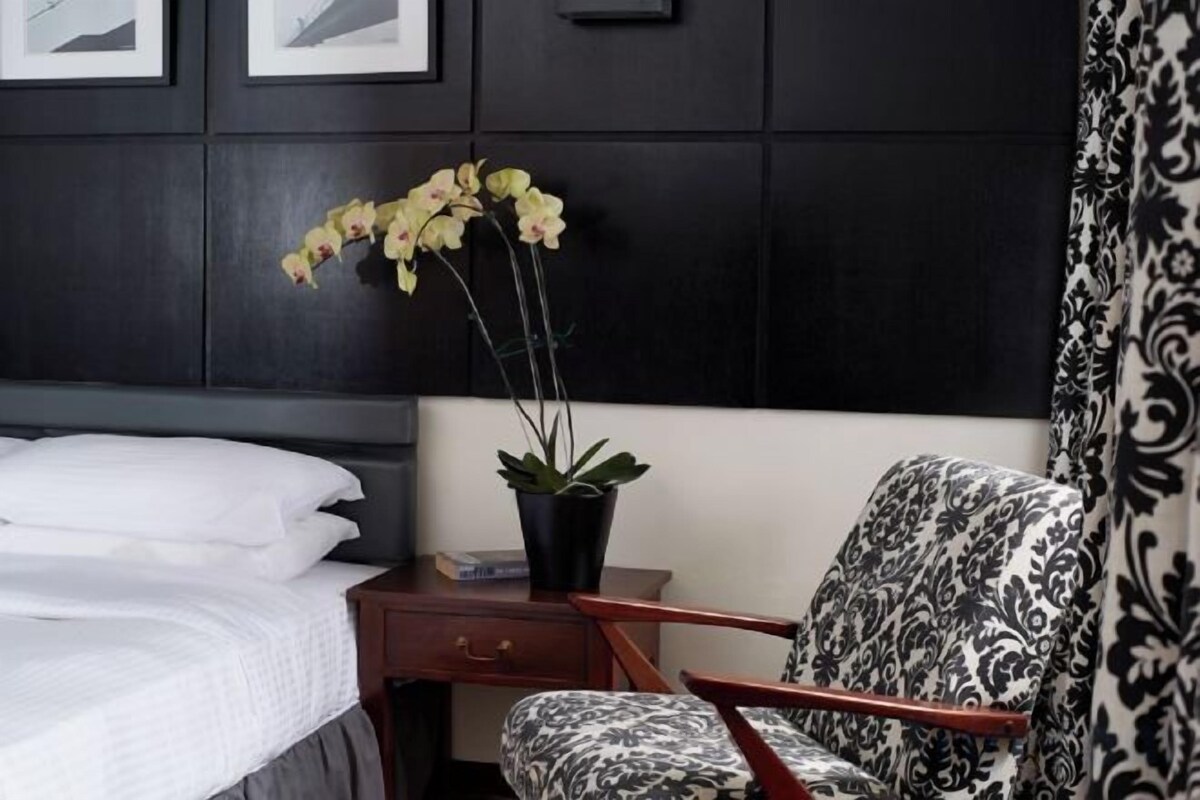 Minibar, free WiFi, bed sheets