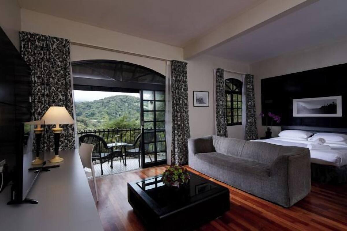 Minibar, WiFi (free), bed sheets