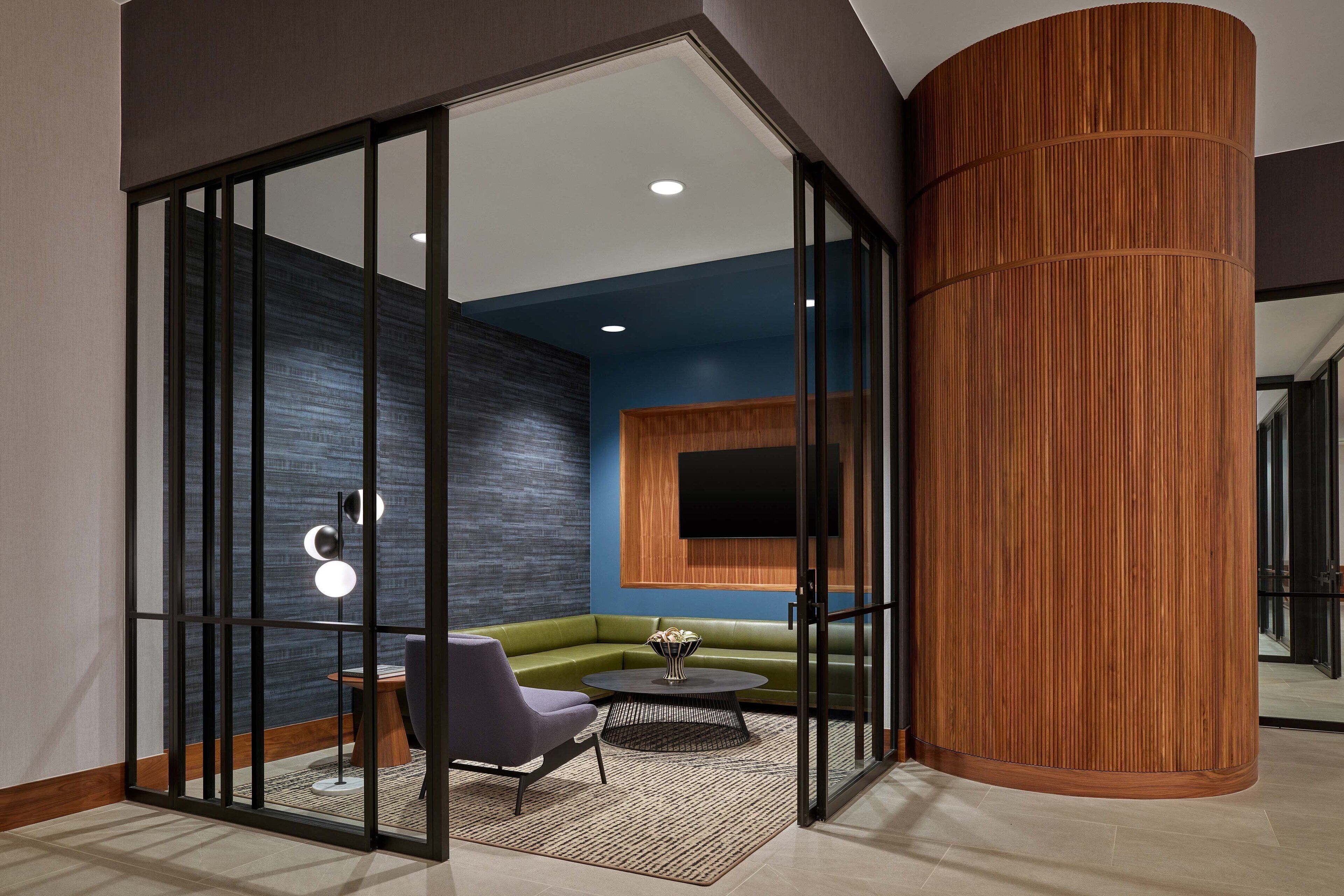 3 bars/lounges, cocktail bar