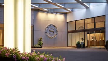 3 bars/lounges, cocktail bar